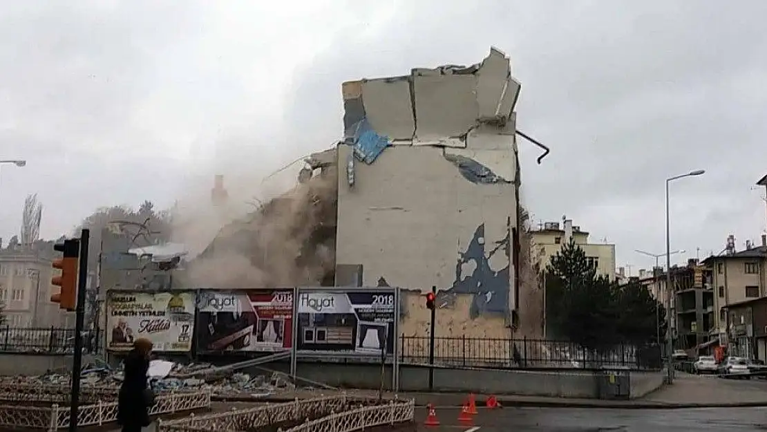 'Yıkılan binanın altında kalmaktan saniyelerle kurtuldu'