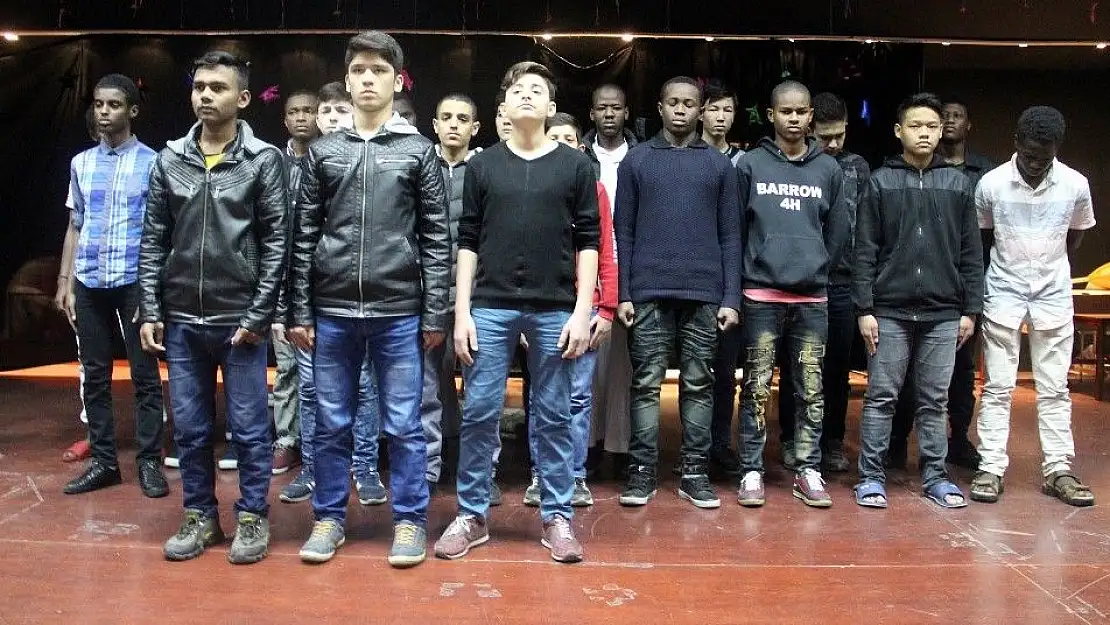 'Afrikalı öğrencilerden Çanakkale şehitleri için duygulandıran şiir'