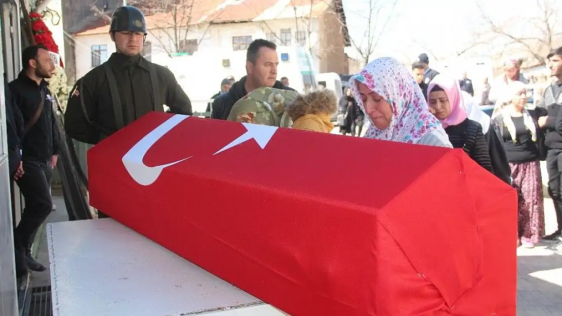 'Kalp krizi geçirerek hayatını kaybeden uzman çavuş son yolculuğuna uğurlandı'