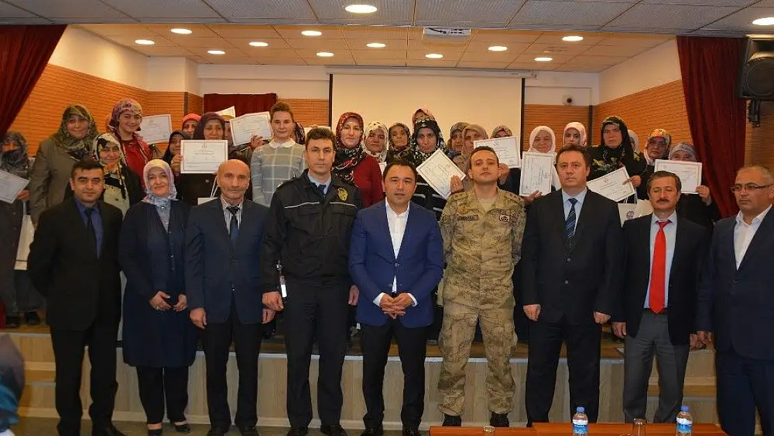 'Okuma, yazma kursunu tamamlayanlara başarı belgesi'