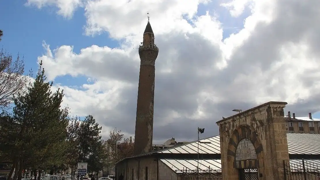 'Anadolunun eğri minareleri sırrını koruyor.'