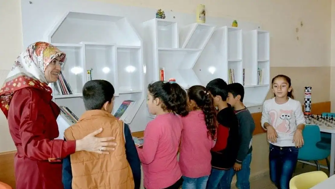 'Adıyaman Belediyesinden depremzede öğrencilere kitap ve kitaplık desteği'
