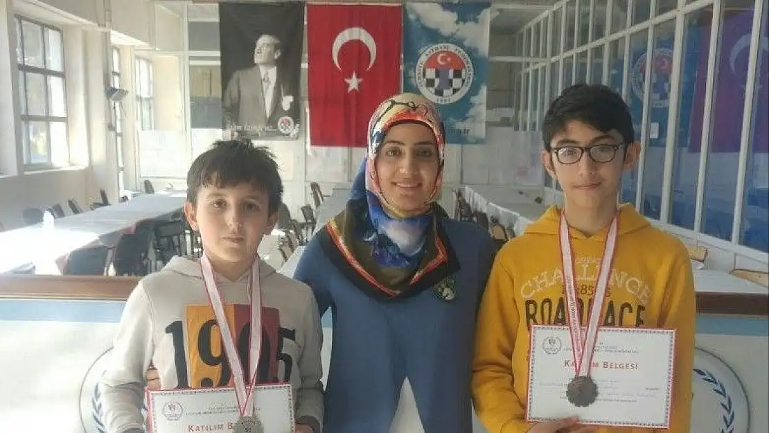 'Çamlıcalı öğrenciler satranç turnuvasında dereceye girdi'