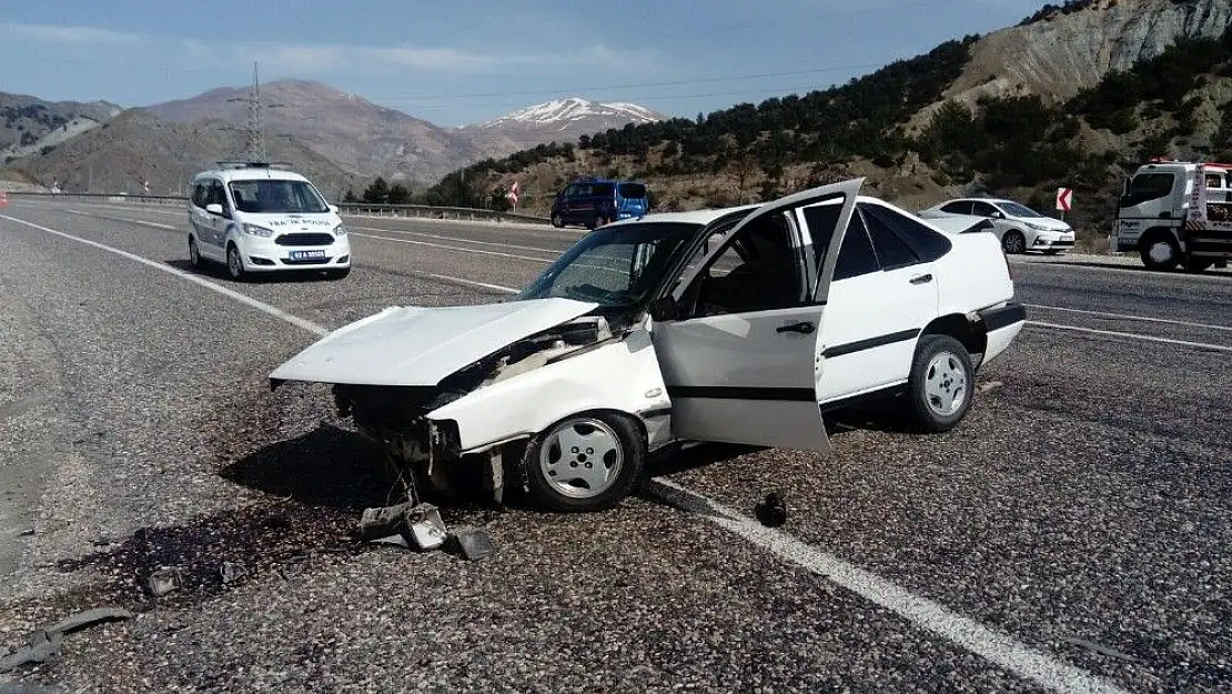 Otomobiller çarpıştı: 4 Yaralı