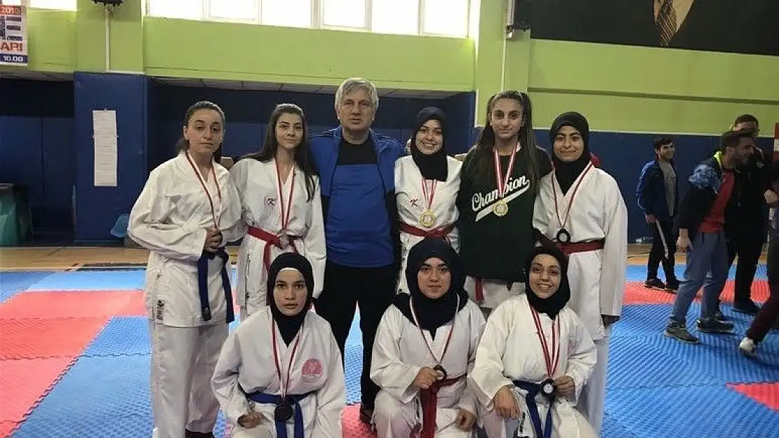 'Karate şampiyonasından dereceyle döndü'