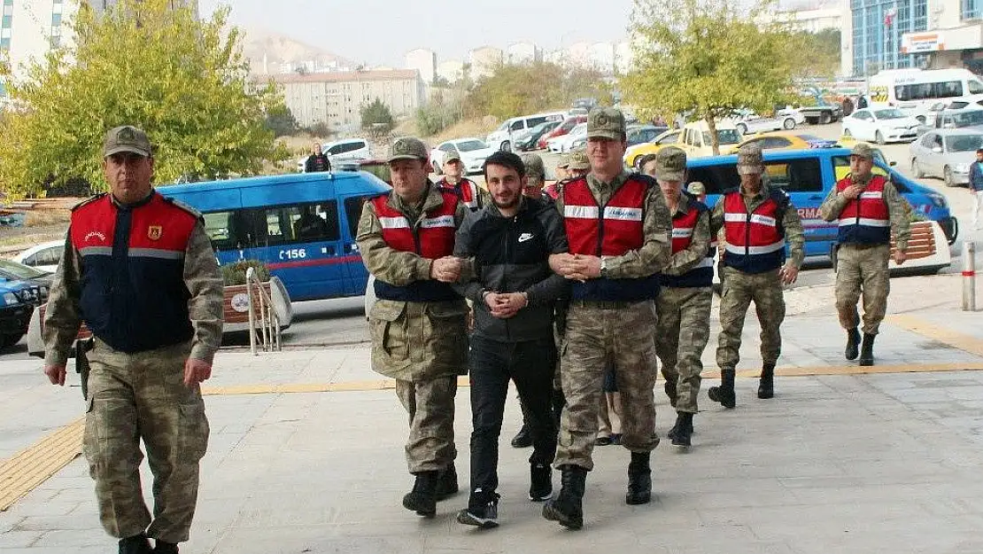 'Bayrağımızdan iğrenen, FETÖ´cü sanık mahkemede kıvırdı'