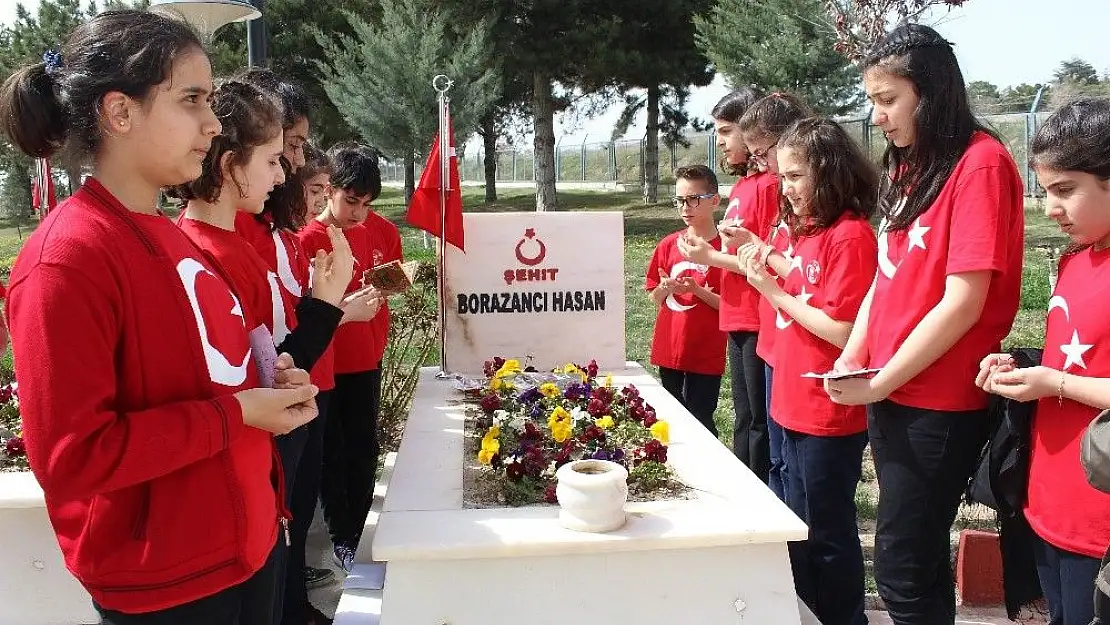 'Öğrenciler, önce şehitliği sonra şehit eşini ziyaret etti'