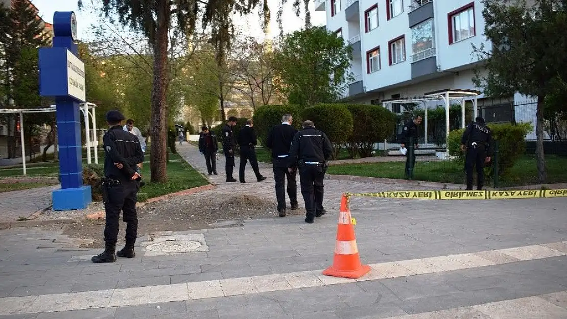 Öz kızına kurşun yağdırdı