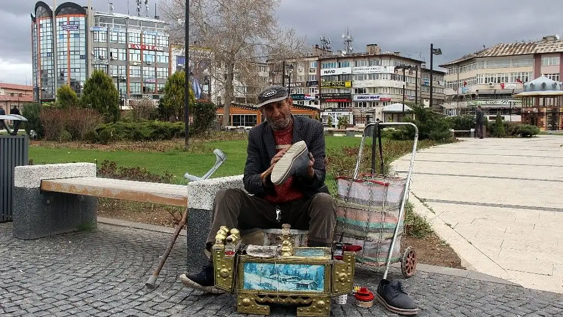 'Tek bacağıyla boyacılık yaparak üç çocuk okutuyor'