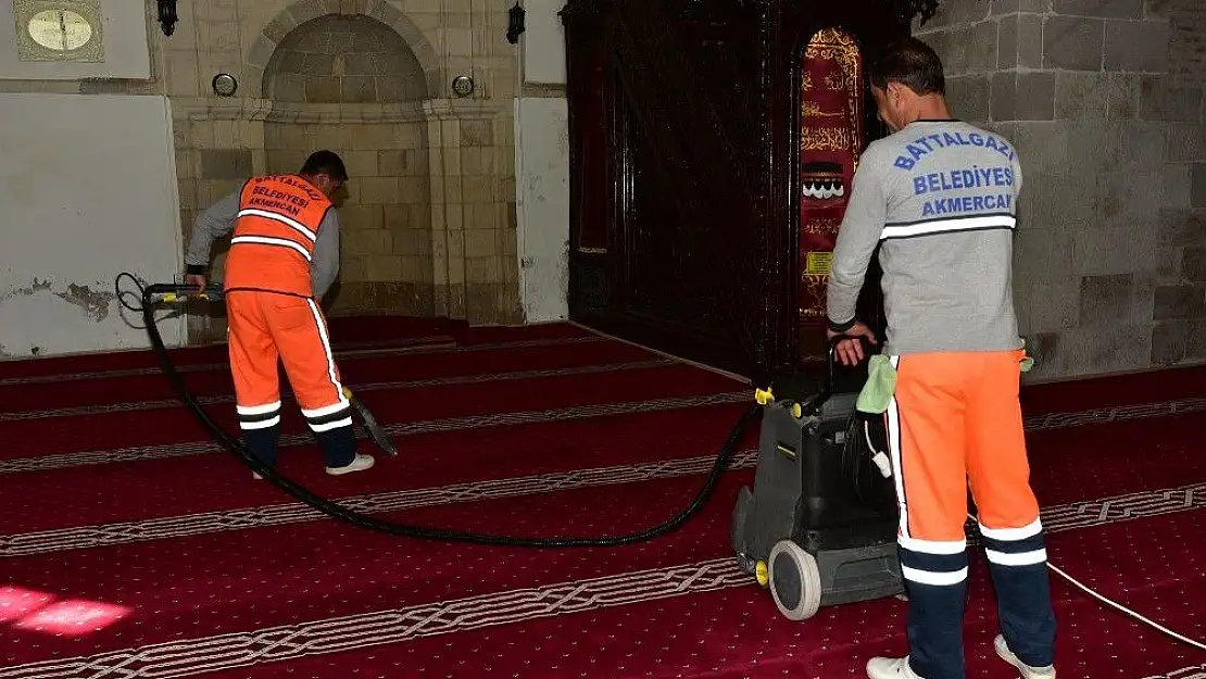 'İbadethanelerde temizlik çalışmaları devam ediyor'