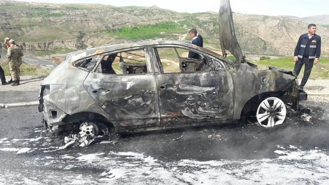 'Seyir halindeki otomobil yanarak kül oldu'