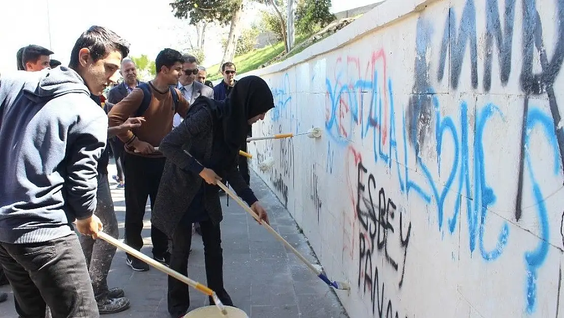 'Gençler kötü görüntünün üzerini boyayla kapattı'