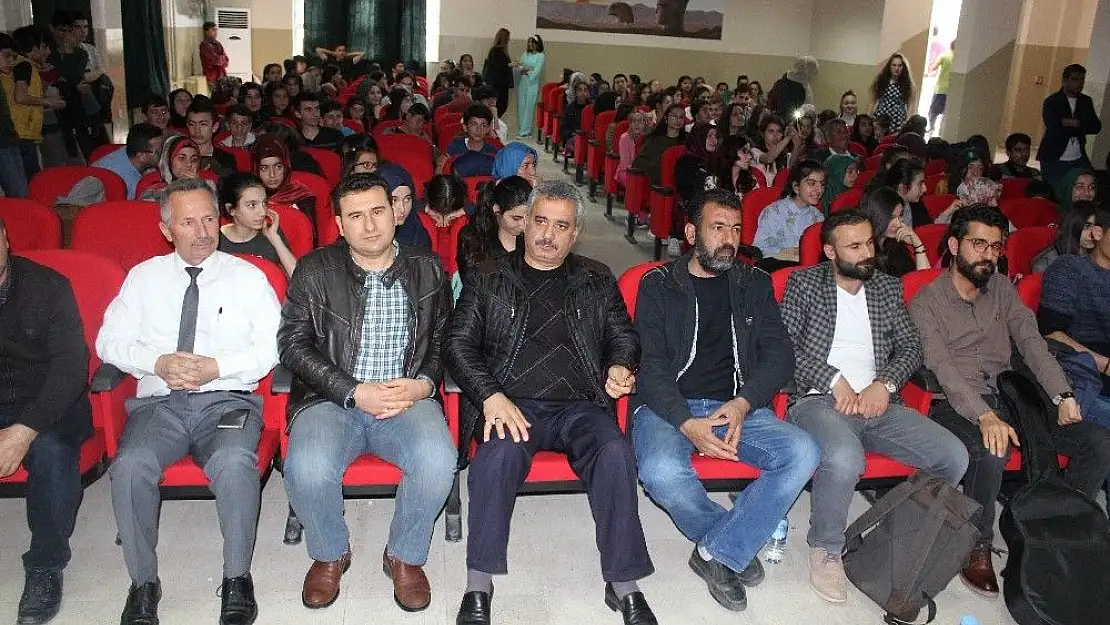 'Öğrenciler İngilizce şarkı söyleyerek yarıştı'