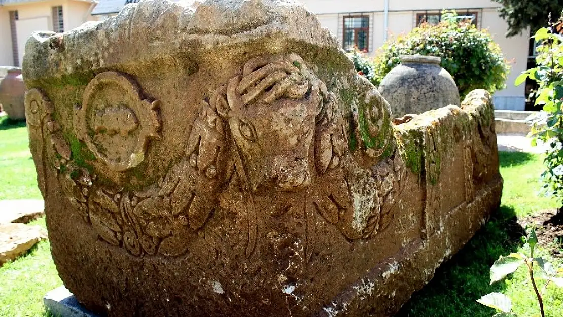 'Boğa başlı 1700 yıllık lahit bulundu'