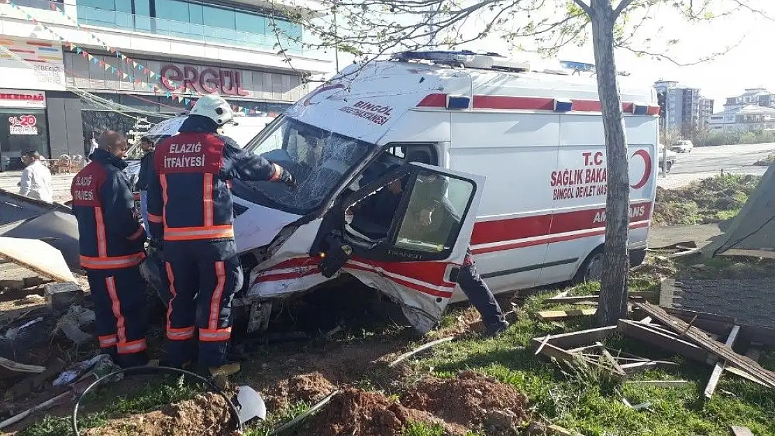 'Elazığ´da ambulans ile otomobil çarpıştı: 7 yaralı'