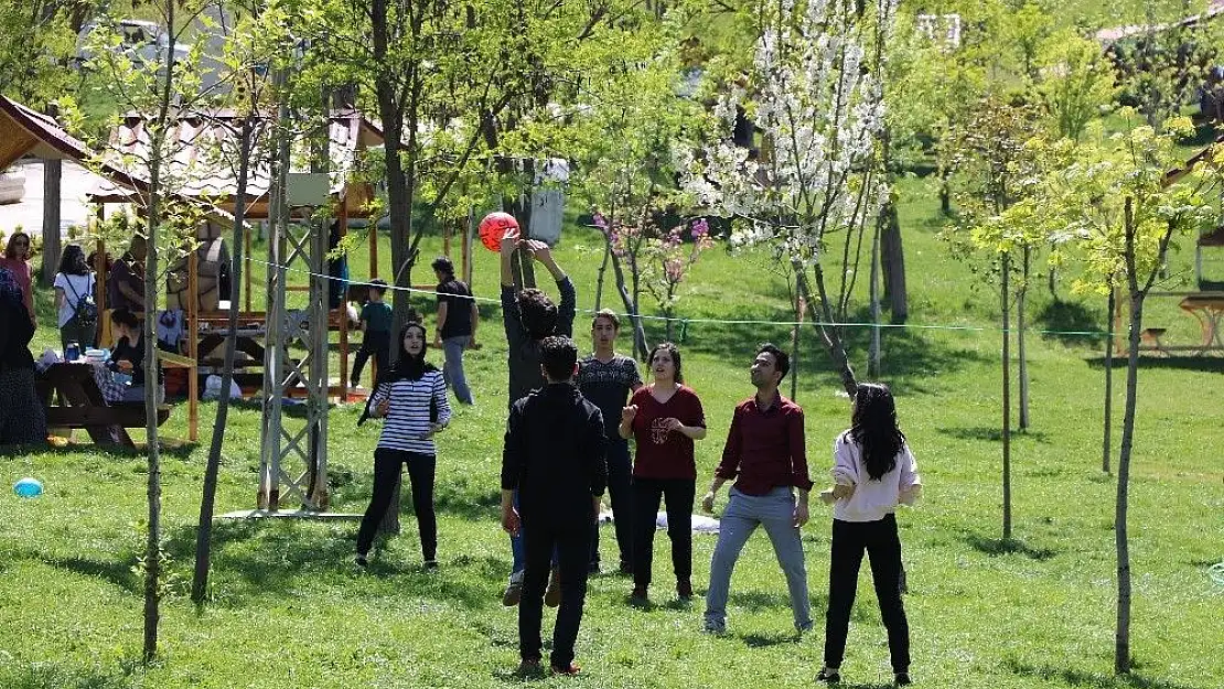'Havalar ısındı piknik alanları doldu'