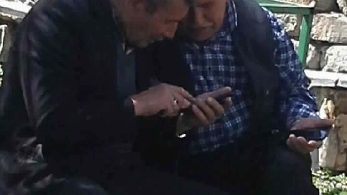 'Sivaslı amcaların akıllı telefonla imtihanı'