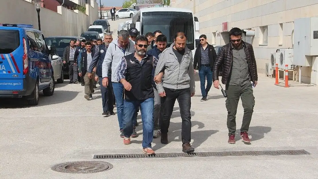 'Ankesörlü telefonla bağlantı kuran FETÖ´cü 31 şüpheli adliyeye sevk edildi'