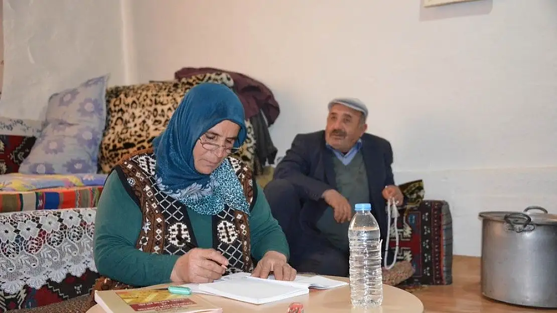 'İneğini sağdıktan sonra okuma yazma öğrenmek için 20 kilometre yol gidiyor'