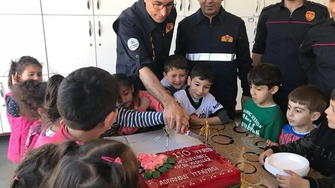 'İtfaiyeciler minik misafirlerine pasta ikram etti'