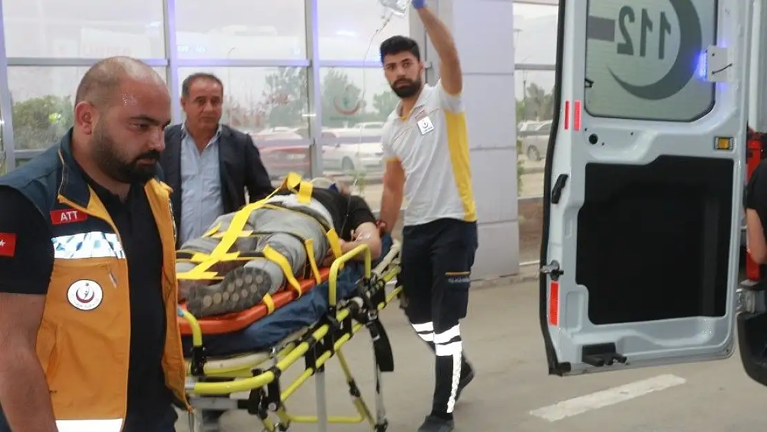 'Otomobil şarampole yuvarlandı: 2 yaralı'