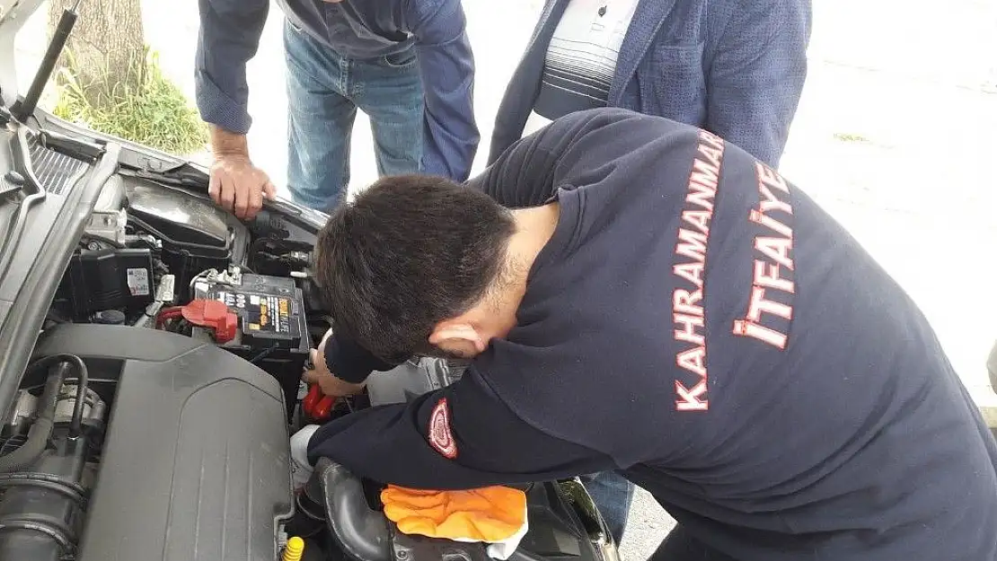 'Otomobilin motor kısmına sıkışan kedi için itfaiye seferber oldu'