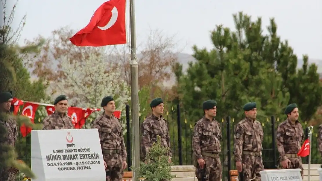 'Sivas´ta şehit polislerin mezarlarına karanfil bırakıldı'