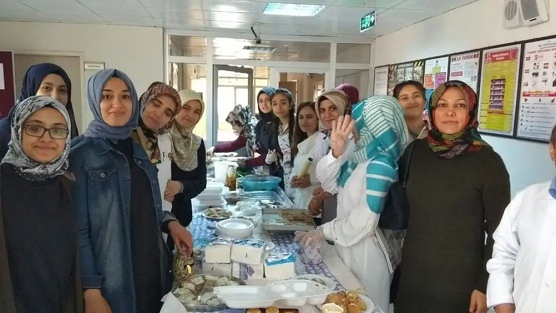 'İmam Hatip öğrencilerin düzenlediği kermese yoğun ilgi'