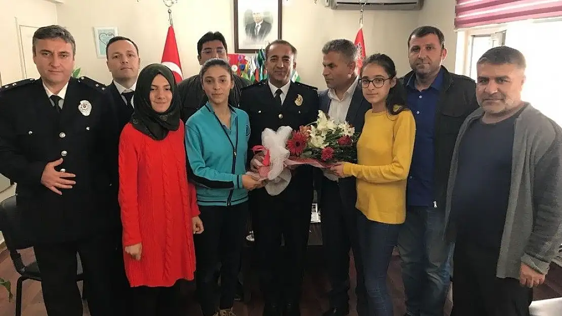 'Öğretmen ve öğrenciler 10 Nisan Polis Haftasını kutladı'