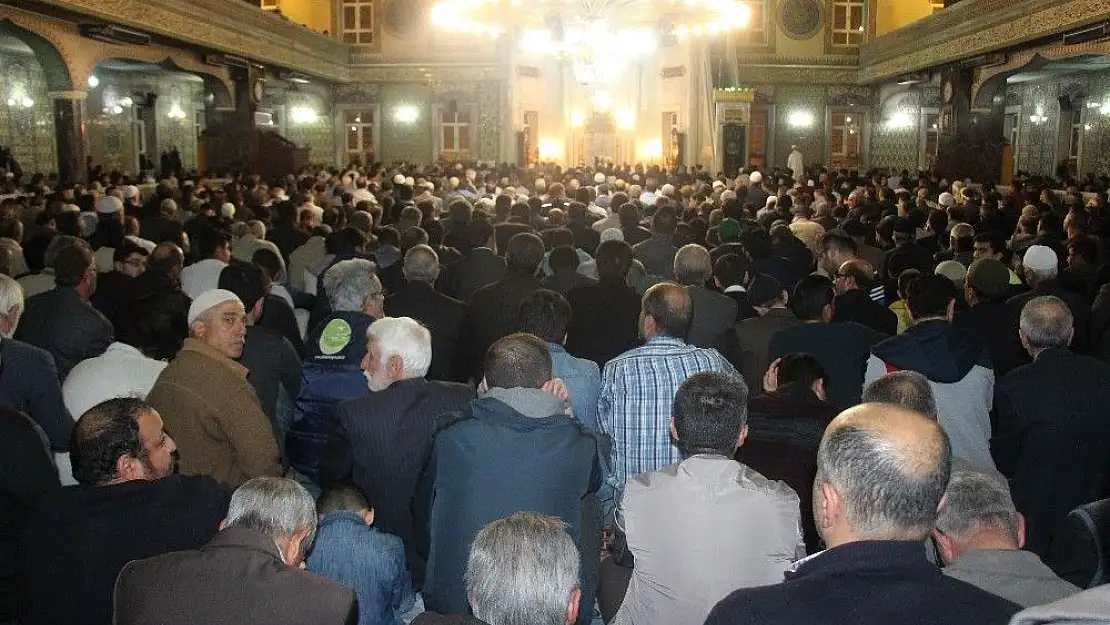 'Elazığ´da Miraç Kandili´nde camiler doldu taştı'