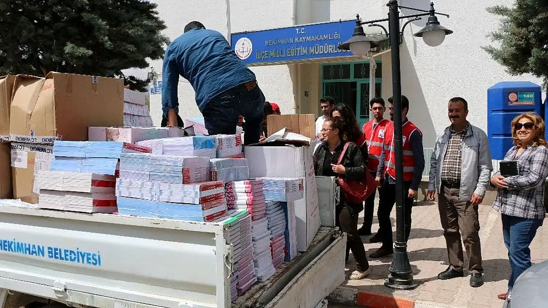 'Kızılay Hekimhan´da kitap ve kıyafet dağıttı'