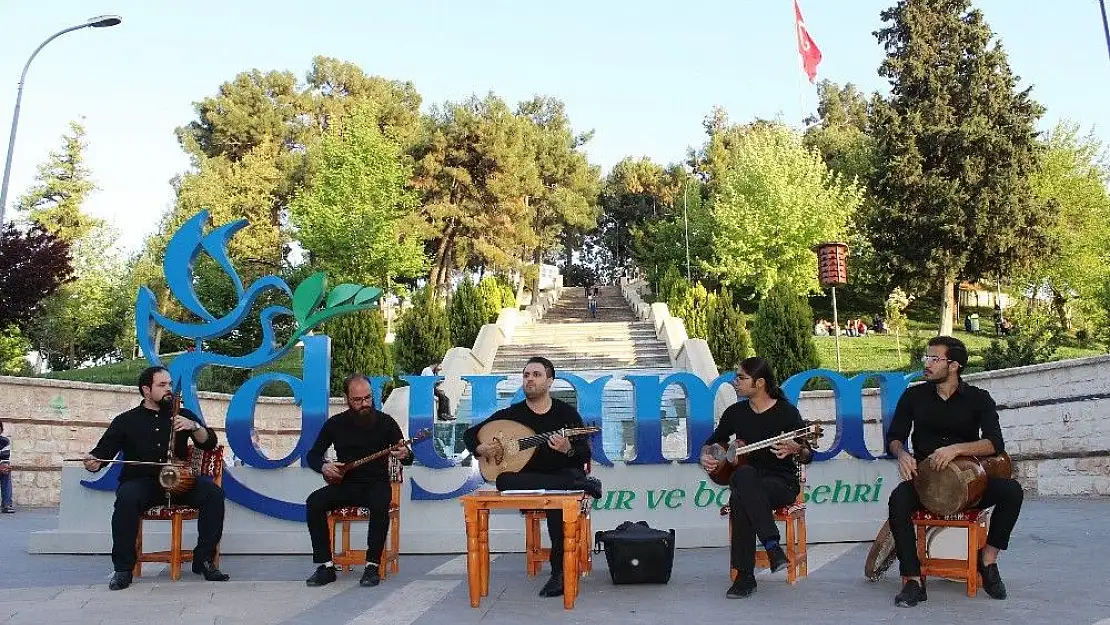 'Adıyaman Sanat Sokağında İran ezgileri seslendirildi'