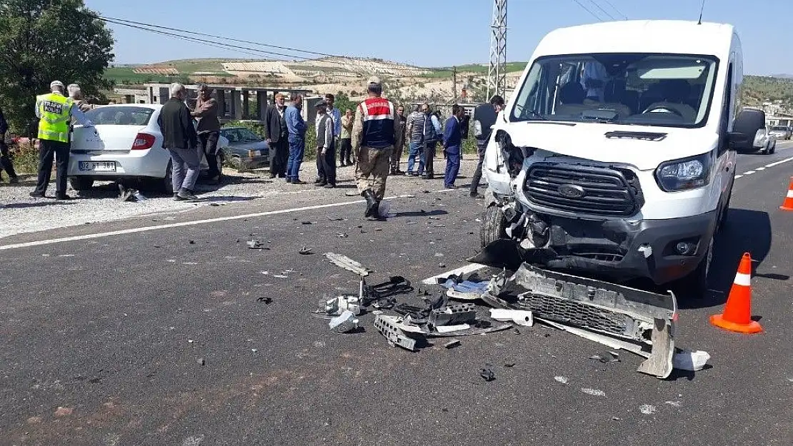 'Minibüs ile otomobil çarpıştı: 10 yaralı'