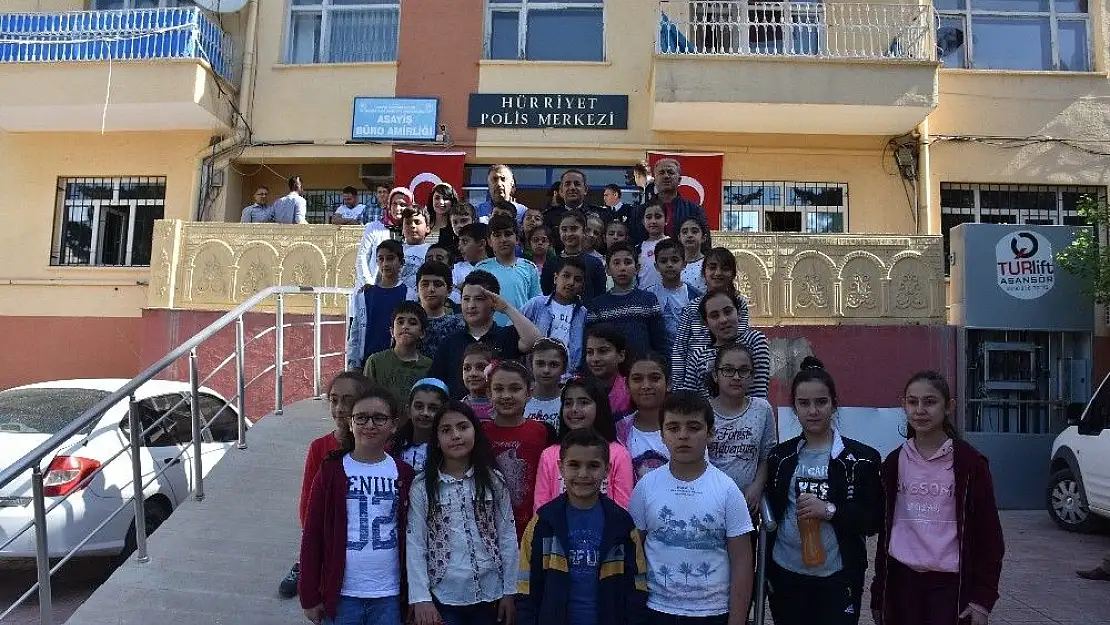 'Öğrenciler polislerle bir araya geldi'