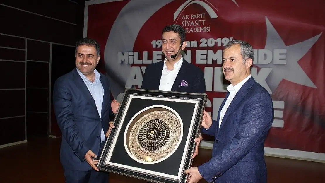 'Siyaset Akademisinde `Hitabet ve Liderlik´ dersi verildi'