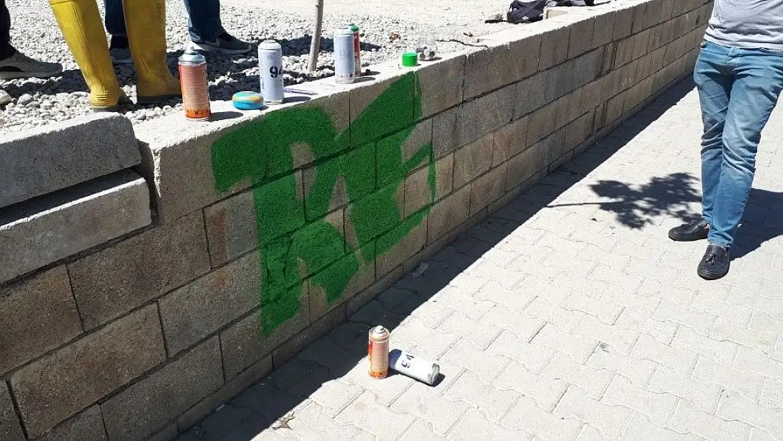 'Duvar boyayan gençler polisi harekete geçirdi'