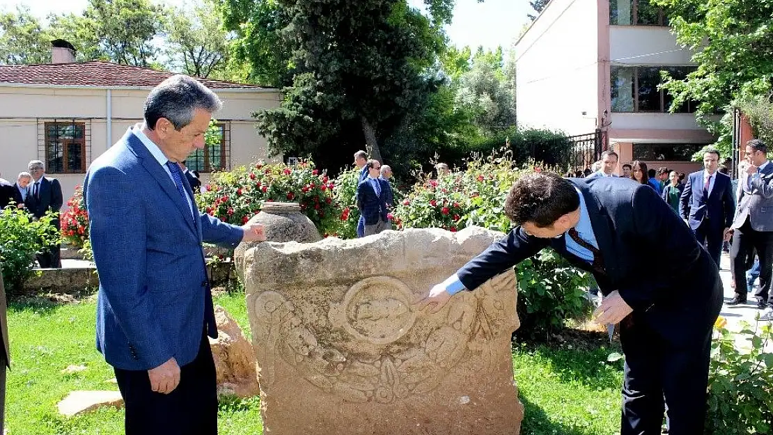 'Vali Kalkancı Roma Dönemine ait lahit mezarı inceledi'