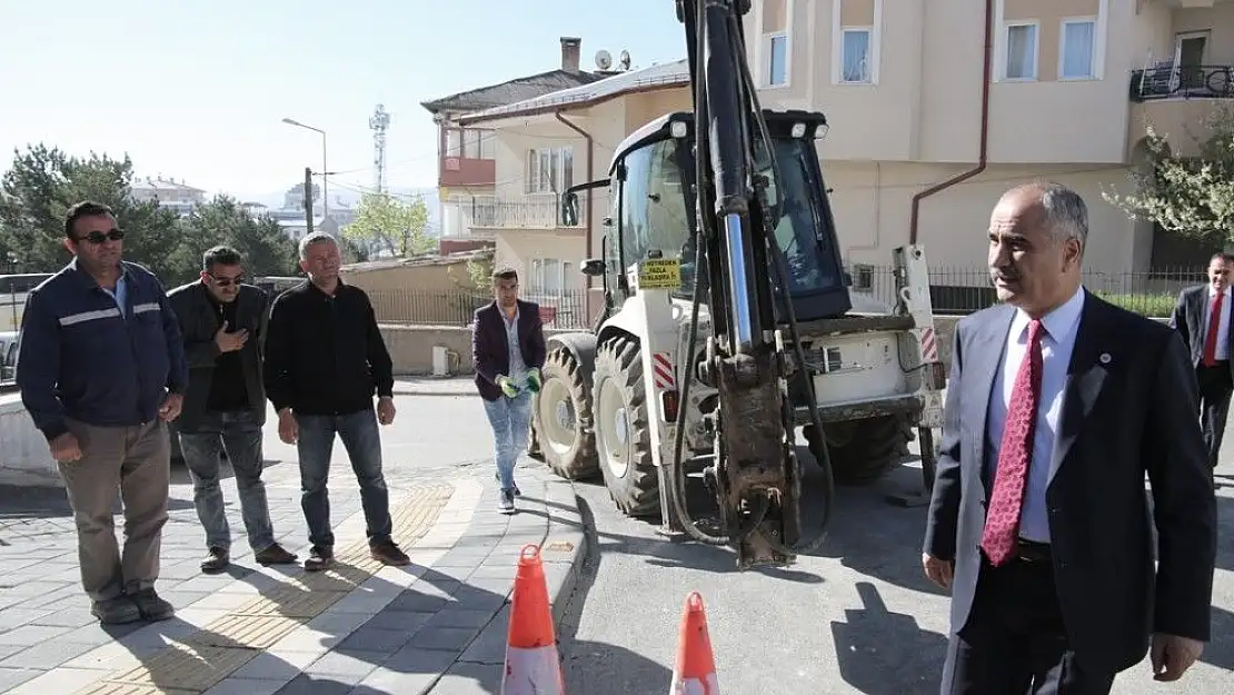 'Gazi Lisesi Kavşağı´nda yan yol genişletiliyor'