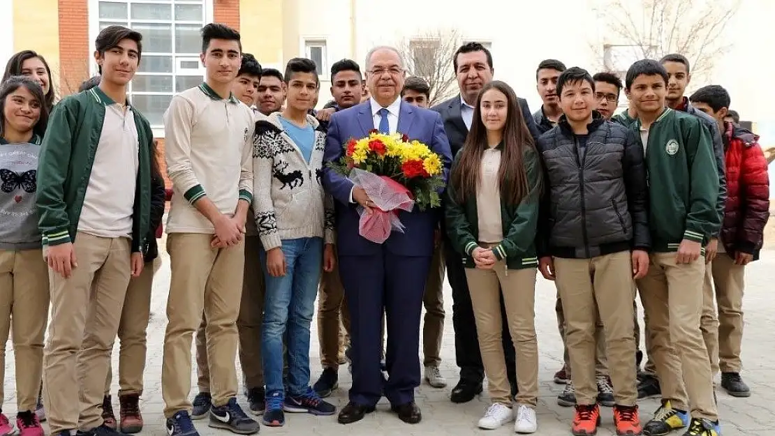 'Başkan Kutlu´dan 23 Nisan kutlaması'