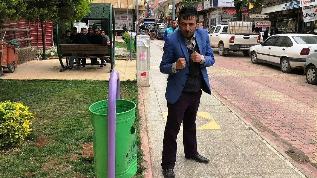 'Çöp kovasıyla boks yaptı'