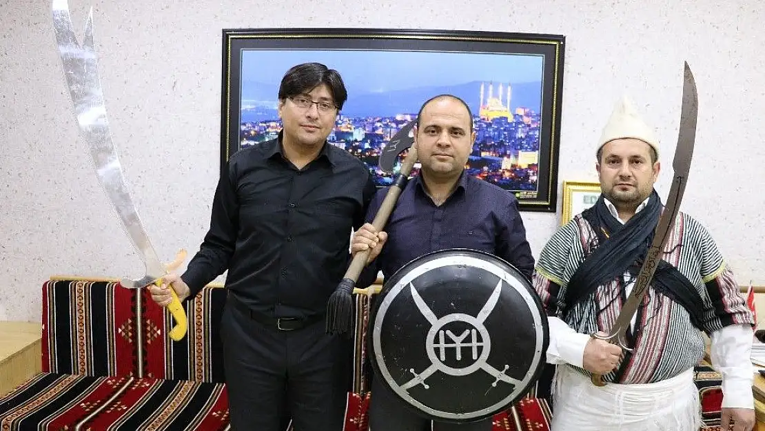 'Dirilişi kılıç ve baltayla izliyorlar'