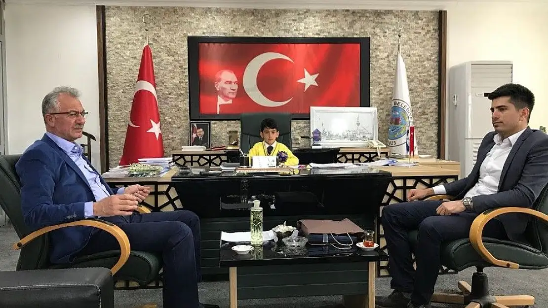 'Makamına oturup başkana talimat verdi.'