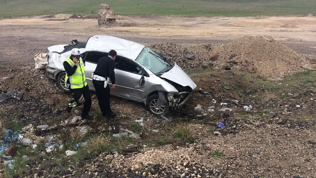 Malatya´da Otomobil şarampole yuvarlandı: 1 ölü, 4 yaralı