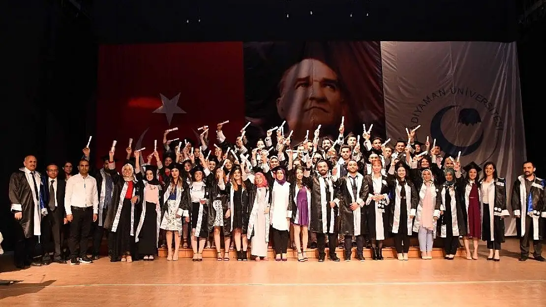 'Turizm Fakültesi öğrencileri mezuniyet cübbelerini giydi'