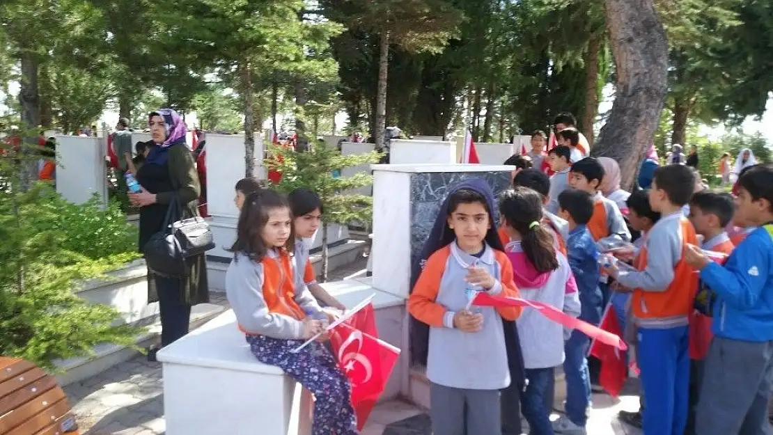 'Öğrencilerden şehitliğe ziyaret'