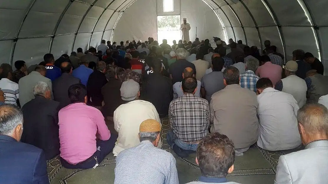 'Depremzedeler cuma namazını çadırlarda kıldı'
