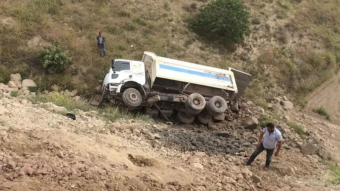 'Hafriyat yüklü kamyon şarampole yuvarlandı: 1 Yaralı'