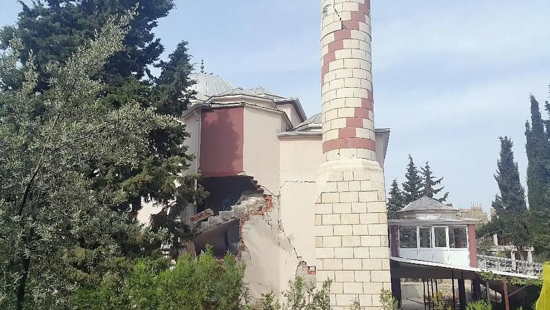 'Samsat´ta hasar gören cami ve minareler yıkılıyor'