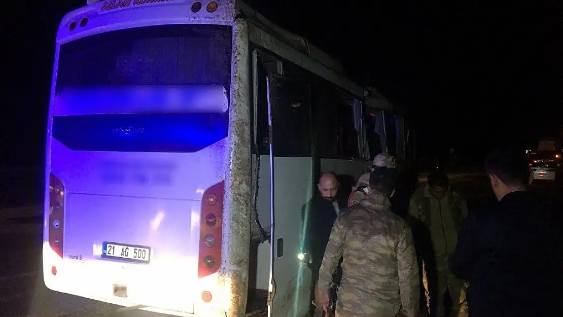 Yolcu midibüsü devrildi: 24 yaralı
