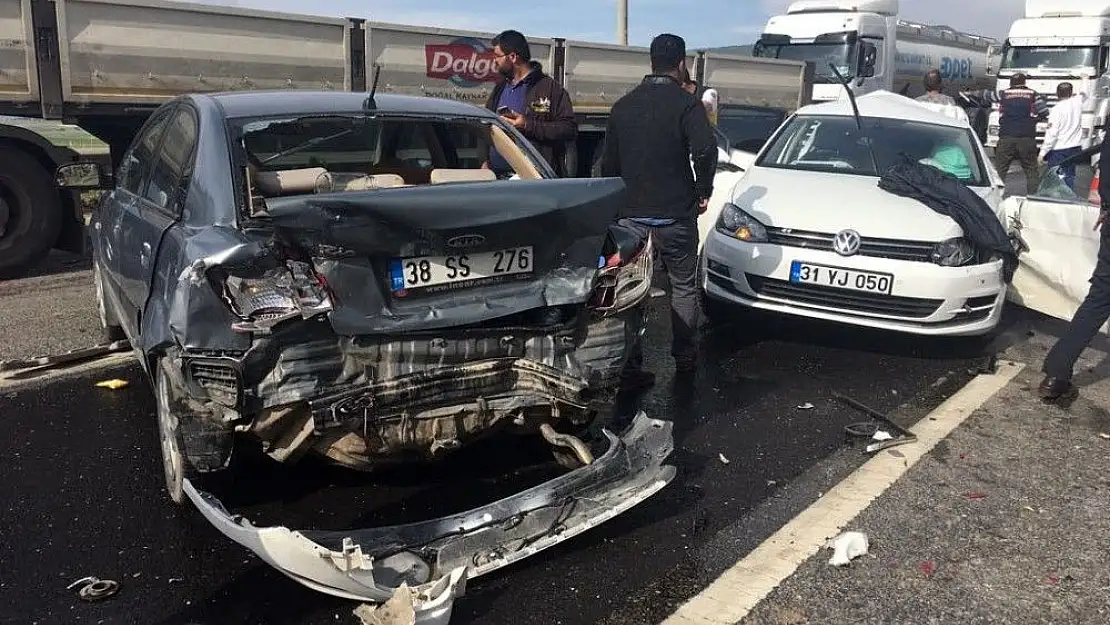 'Kahramanmaraş´ta zincirleme trafik kazası: 1 ölü, 17 yaralı'